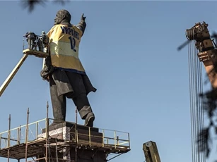 Bé trai 13 tuổi thiệt mạng vì tượng đài Lenin bị tháo dỡ ở Ukraine