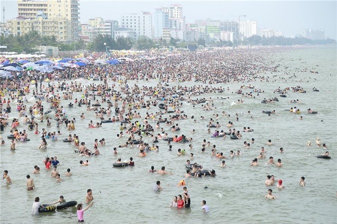 Chiêm ngưỡng “biển người” nêm chặt biển Sầm Sơn dịp lễ 30/4 – 1/5