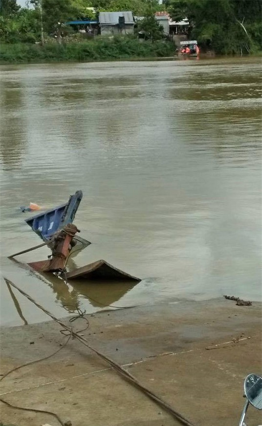 Chìm phà trên sông, người dân náo loạn bỏ chạy thoát thân