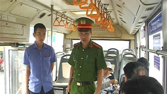Đình chỉ vĩnh viễn nhân viên xe buýt đánh cán bộ kiểm tra