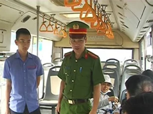 Đình chỉ vĩnh viễn nhân viên xe buýt đánh cán bộ kiểm tra