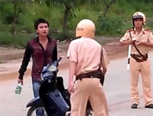 Lời khai 2 giang hồ vác hung khí, xịt hơi cay tấn công cảnh sát