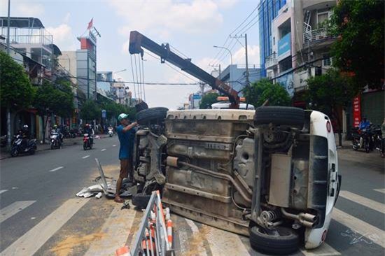 Ô tô lật nghiêng giữa đường, lái xe hoảng loạn kêu cứu