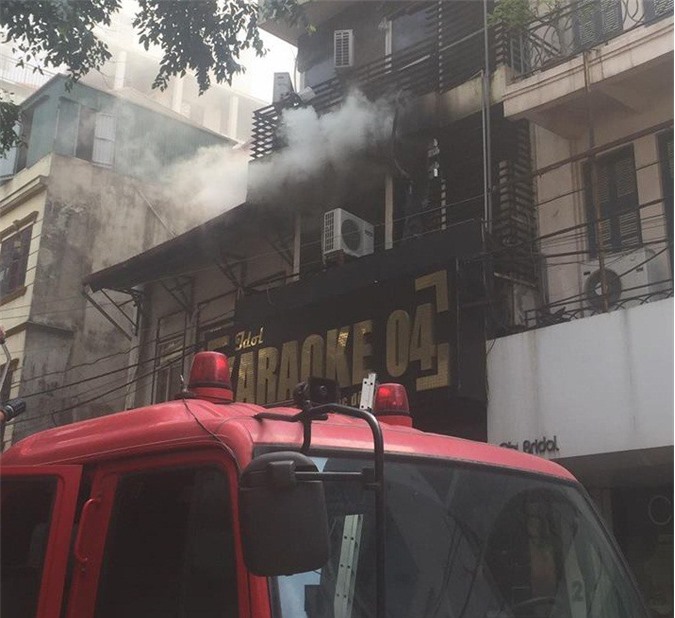 Quán karaoke cháy dữ dội trên phố Mai Hắc Đế