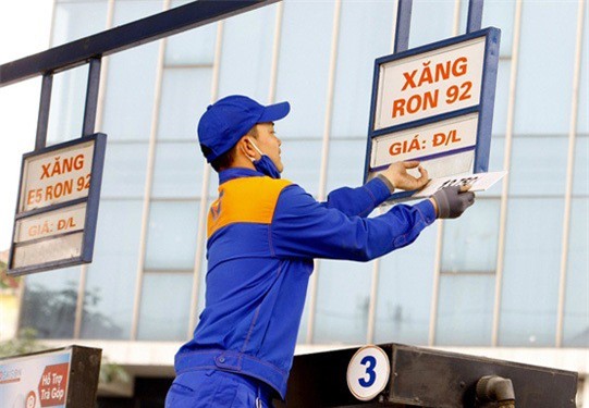 Sắp giảm mạnh giá xăng?