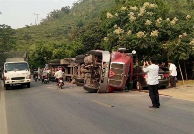 Xe container lật nghiêng đè 2 ôtô, 4 người nhập viện