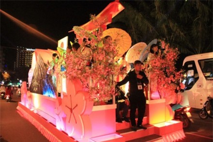 9 xe hoa khuấy động đường phố Đà Nẵng mùa lễ hội