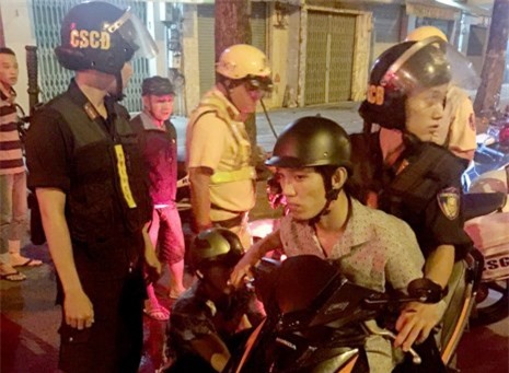 CSGT tóm gọn 2 côn đồ táo tợn đánh người cướp xe