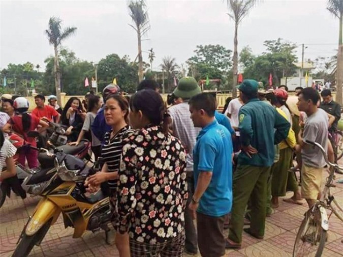 Hà Tĩnh: Dân vây bắt hai người đàn ông nghi bắt cóc trẻ em