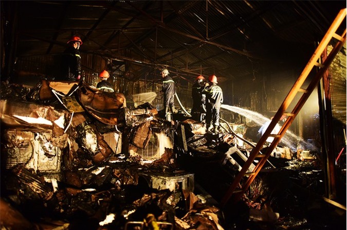 Hà Nội: Kho chứa điều hòa hơn 100 m2 bốc cháy ngùn ngụt