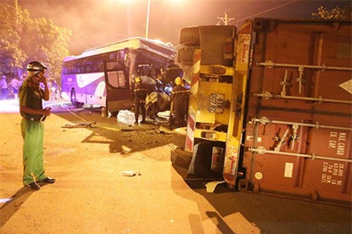 Hiện trường tai nạn tài xế xe khách tử sau va chạm container