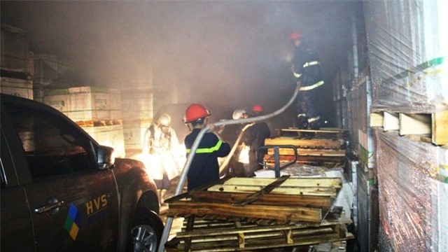 Kho hàng gạch men phát nổ, giải cứu 4 ôtô bốc cháy