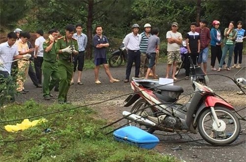 Kon Tum: Cột điện đổ trúng người, hai mẹ con cô giáo tử vong 