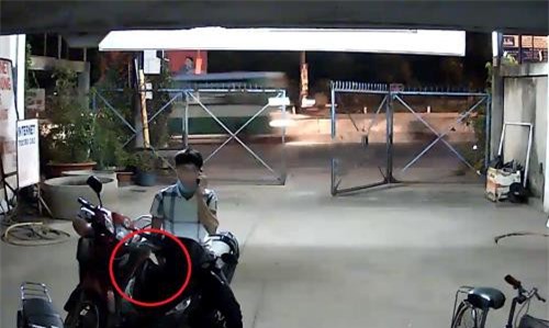 "Siêu trộm" giả vờ nghe điện thoại bẻ khóa Air Blade trong 1 phút