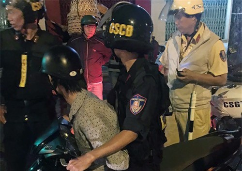 Cô gái bị 2 thanh niên đánh vào đầu, cướp xe trước nhà