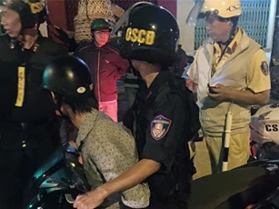 Cô gái bị 2 thanh niên đánh vào đầu, cướp xe trước nhà