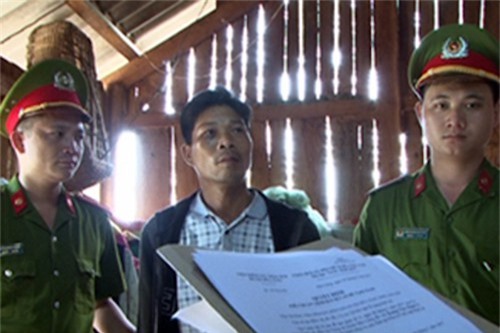 Công an bị đánh nhập viện khi can gã con hành hung bố