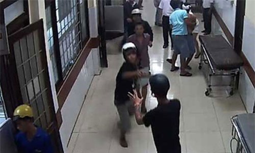 Điều tra vụ xông vào Bệnh viện Đại học Y Hà Nội chém bệnh nhân