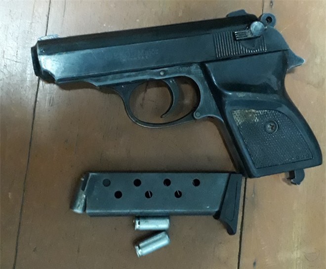 Hai tên cướp manh động rút súng doạ bắn công an