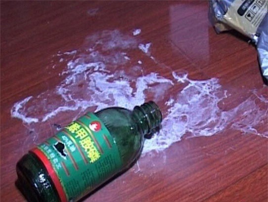 Mâu thuẫn với vợ, chồng ép 2 con nhỏ uống thuốc độc