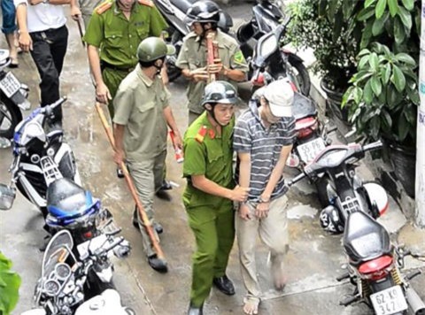 Nhóm thanh niên dùng súng truy sát bạn trong đêm