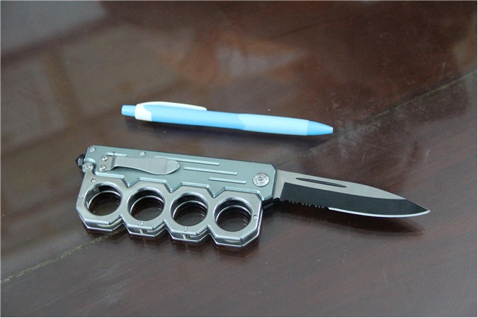 Cầm dao đâm trọng thương hai anh em ruột sau va trạm giao thông