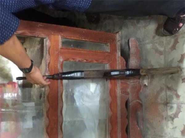 Chồng dùng súng sát hại vợ rồi tự sát khi công an vây bắt