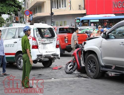 Người đàn ông đi SH bị kẹp chặt giữa 2 ôtô sau tai nạn