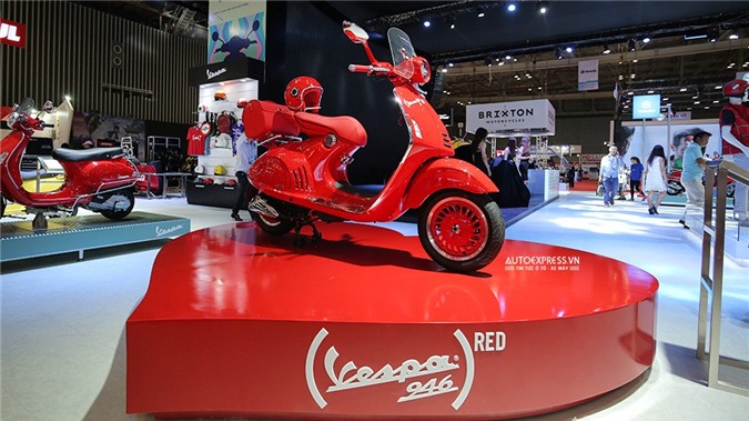 Siêu phẩm Vespa 946 Red rực rỡ khoe dáng
