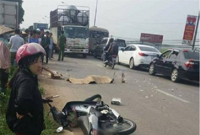Va chạm với xe tải, cô gái trẻ bị cán chết thảm