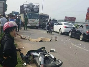 Va chạm với xe tải, cô gái trẻ bị cán chết thảm