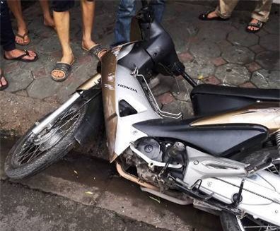 Va dải phân cách ngã xuống đường, thanh niên đâm tử vong