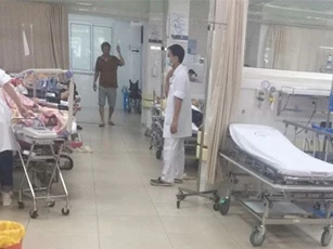 Bệnh nhân bị côn đồ truy sát ở BV Đại Học Y qua cơn nguy kịch
