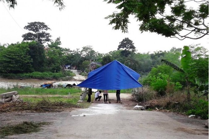 Lao xu&#x1ED1;ng s&#xF4;ng c&#x1EE9;u con, 2 m&#x1EB9; con &#x111;u&#x1ED1;i n&#x1B0;&#x1EDB;c th&#x1B0;&#x1A1;ng t&#xE2;m