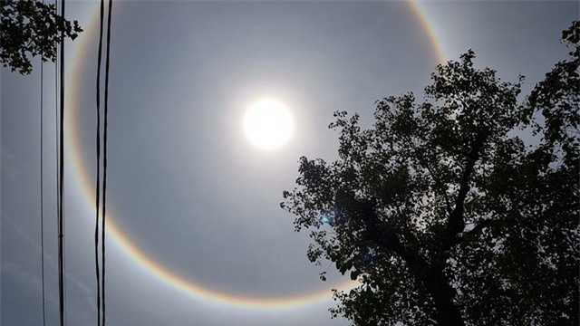 Mặt trời với vòng hào quang kỳ lạ xuất hiện ở Huế