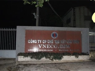 Nam công nhân chết thảm khi rơi từ mái nhà xưởng xuống đất