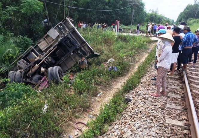 Tàu hỏa húc văng xe tải, lái tàu và tài xế bị thương nặng