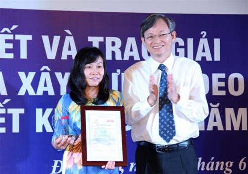 Thủ tướng tặng bằng khen cho nữ nhân viên trả lại người đánh mất 1 tỷ đồng