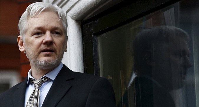 Assange sẽ nhận Giám đốc FBI vừa bị sa thải vào làm việc cho WikiLeaks?