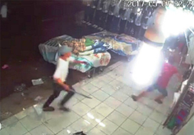 Côn đồ xông vào cửa hàng thời trang chém gục thanh niên