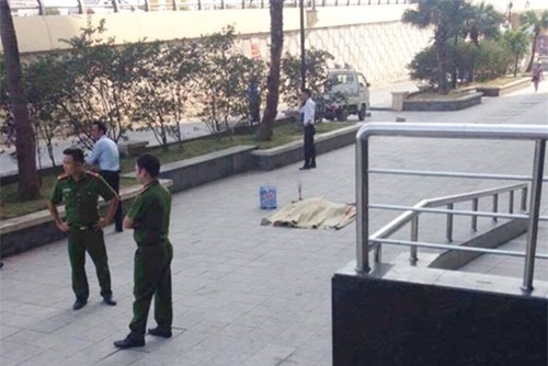 Người phụ nữ rơi từ chung cư xuống đất tử vong ở Hà Nội