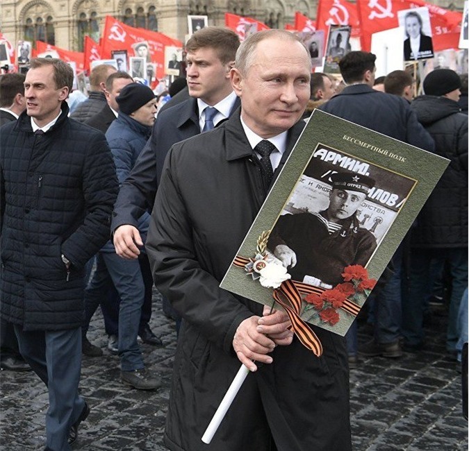 Ông Putin diễu hành cùng Trung đoàn bất tử trên Quảng trường Đỏ