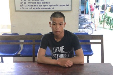 Vượt xe không thành, nam thanh niên chặn đầu đập vỡ cửa kính ôtô