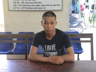 Vượt xe không thành, nam thanh niên chặn đầu đập vỡ cửa kính ôtô