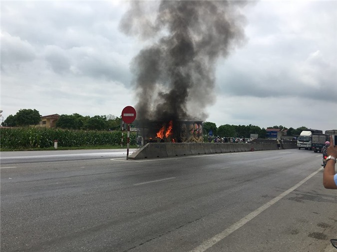 Xe tang bốc cháy ngùn ngụt, nhiều người hoảng loạn bỏ chạy thoát thân