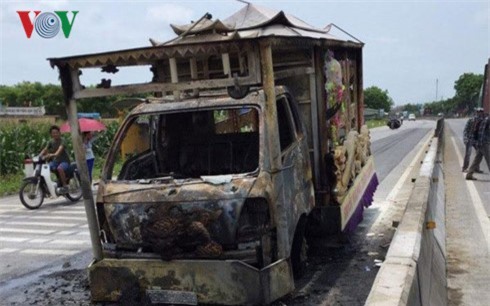 Xe tang chở quan tài bốc cháy: Tình tiết bất ngờ