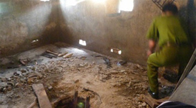 Mẹ khóc ngất nhìn 3 anh em ruột tử vong dưới hố biogas