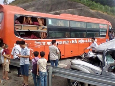 Ô tô 7 chỗ đối đầu xe khách trên cao tốc, nhiều người bị thương