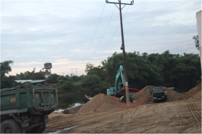 Quảng Nam: Dừng hoạt động bãi tập kết cát  hoạt động dưới cột điện cao thế