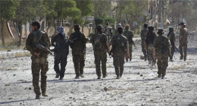 Syria: 70 tay súng IS "cúi đầu" trước SDF gần Tabqa